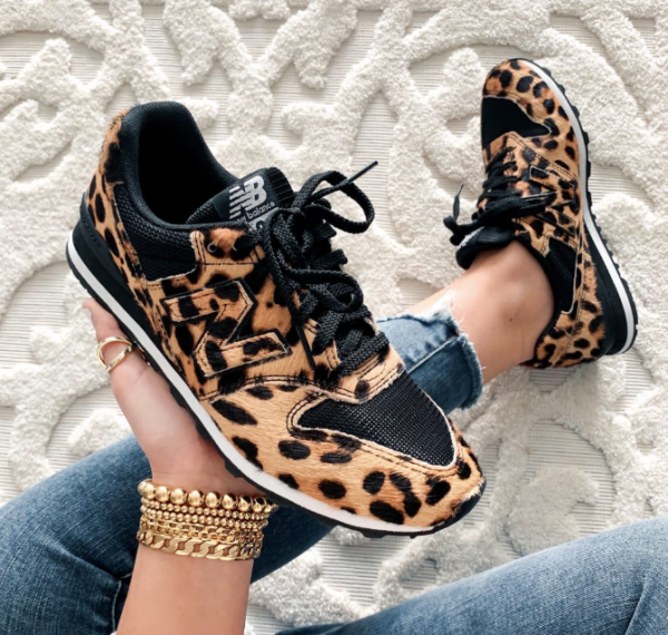 Sepatu sneakers dengan desain bermotif hewan yang lucu dan menggemaskan